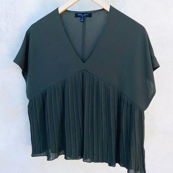 Romeo + Juliet Couture V-Neck Pleated Top EUC - Picture 6 of 7